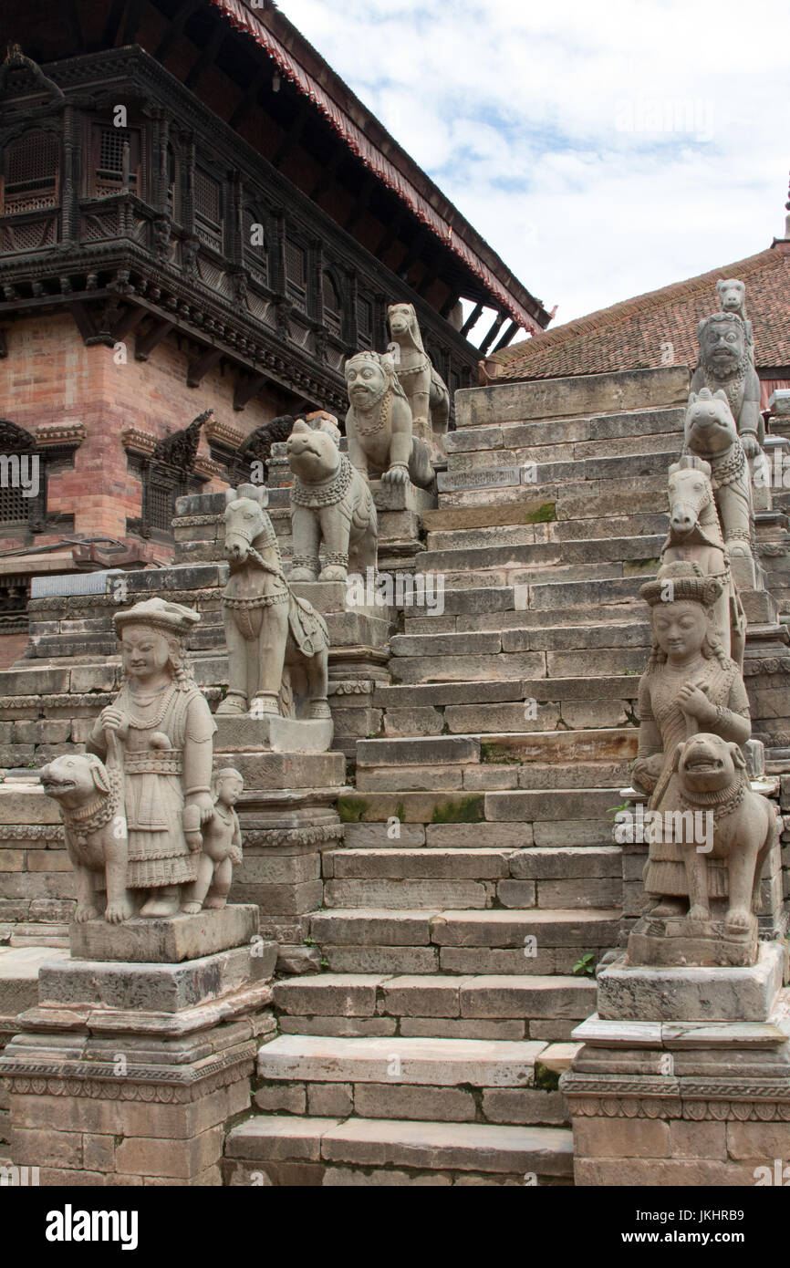 Statue di bestie mitiche custodendo i passi dell'antico tempio Nyatopola in Bhaktapur, Nepal Foto Stock