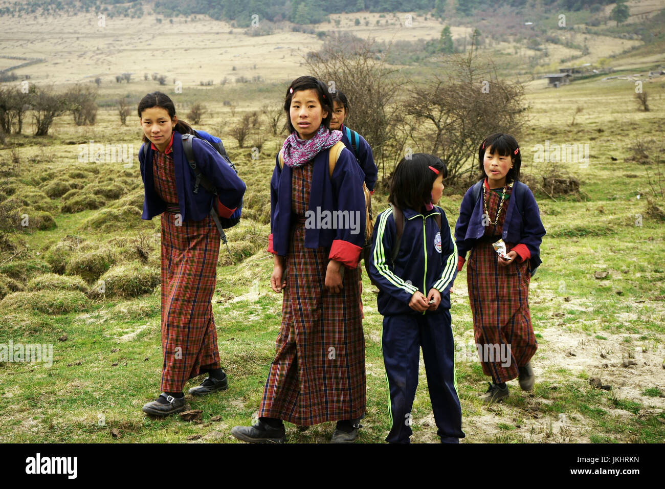 Le ragazze di casa a piedi da scuola nella valle Phobijikha, Bhutan Foto Stock