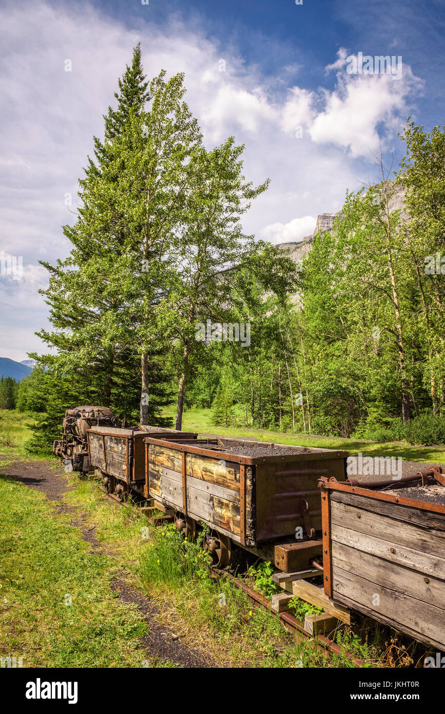 Storica miniera di carbone treno nella città fantasma di Bankhead situato nel Parco Nazionale di Banff, Alberta, Canada. Foto Stock