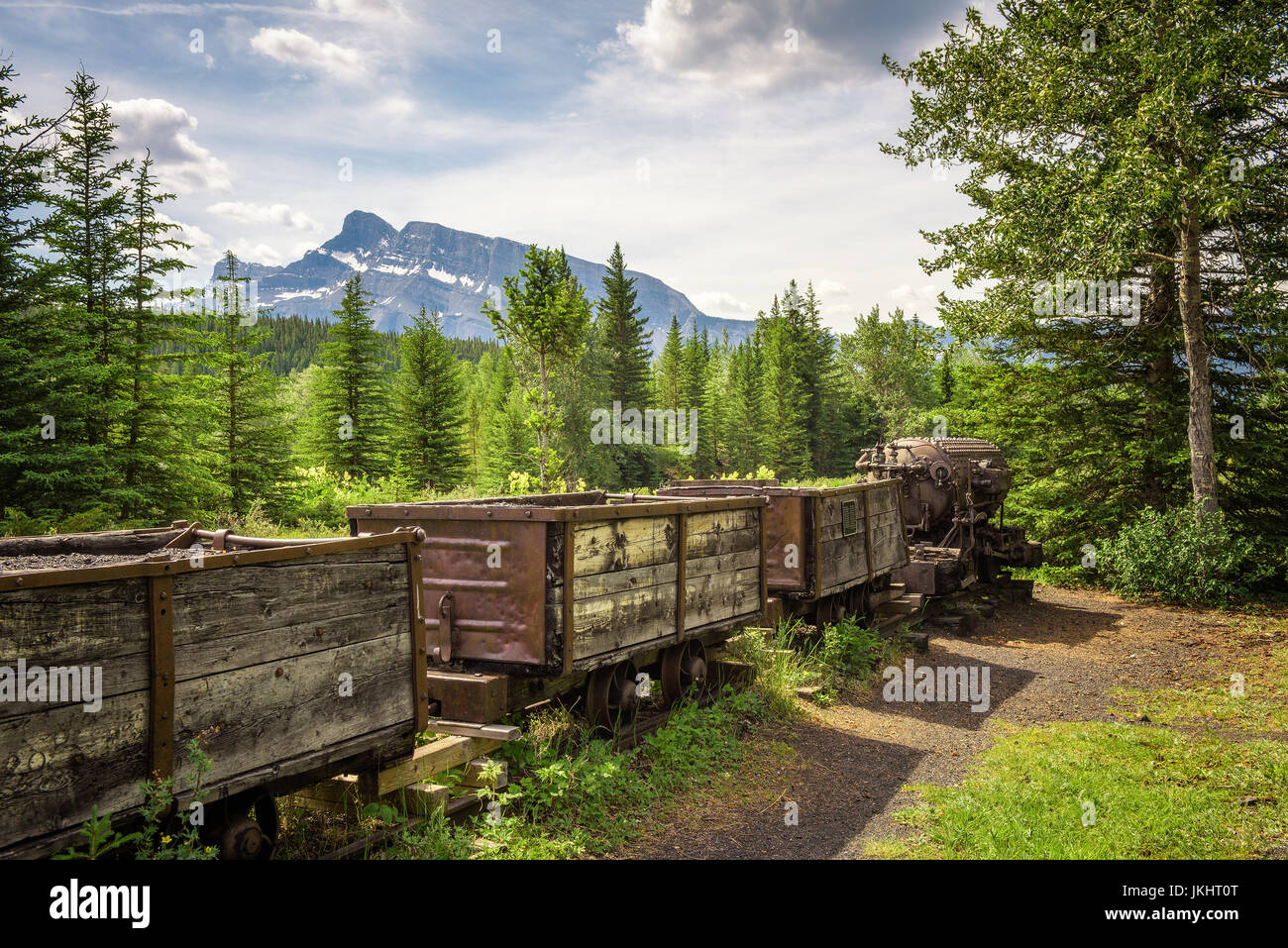 Storica miniera di carbone treno nella città fantasma di Bankhead con Mt. Rundle in background si trova nel Parco Nazionale di Banff, Alberta, Canada Foto Stock