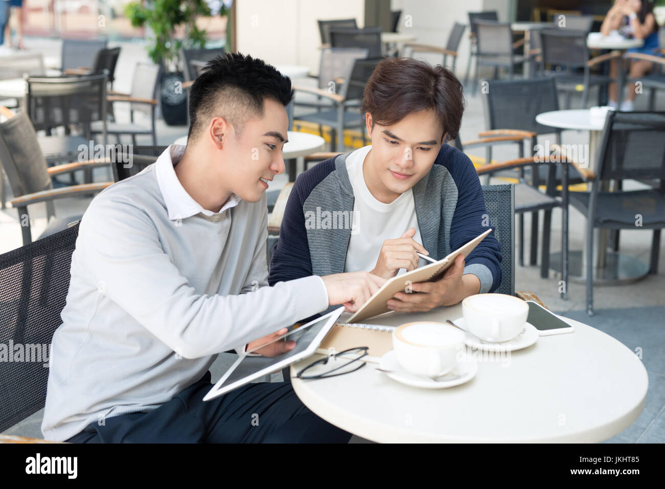 Due maschi di apprendimento dello studente o imprenditore lavorando insieme. Foto Stock