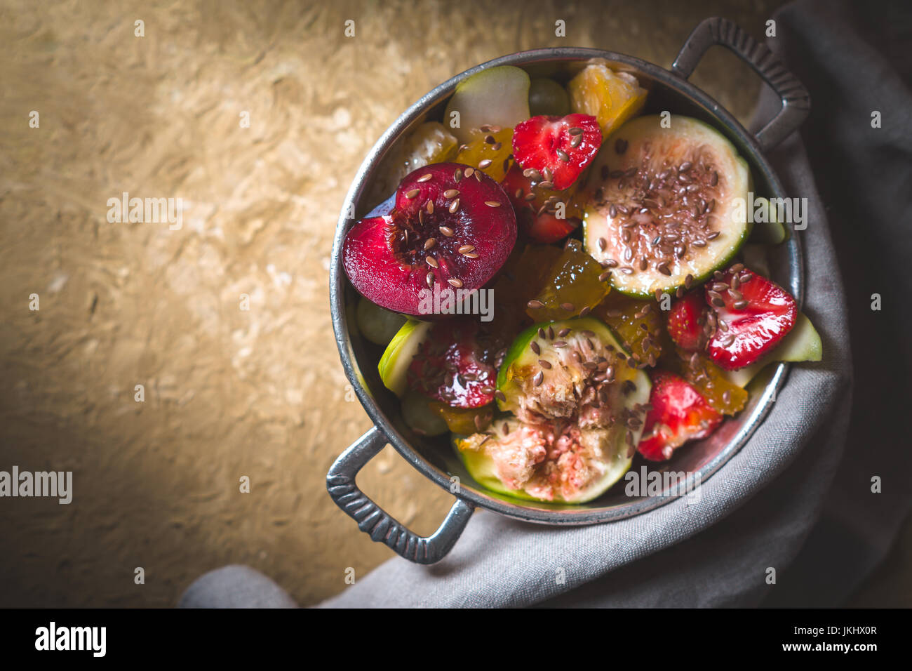 Macedonia di frutta con fichi, prugna e pera in un recipiente stagno in orizzontale Foto Stock