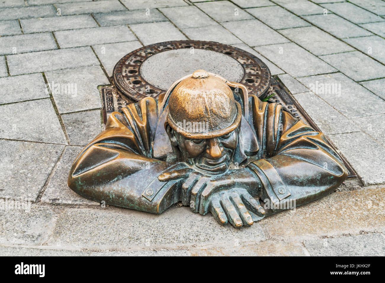 La scultura del Cumil, uomo al lavoro, è una delle più famose statue di Bratislava, Slovacchia, Europa Foto Stock