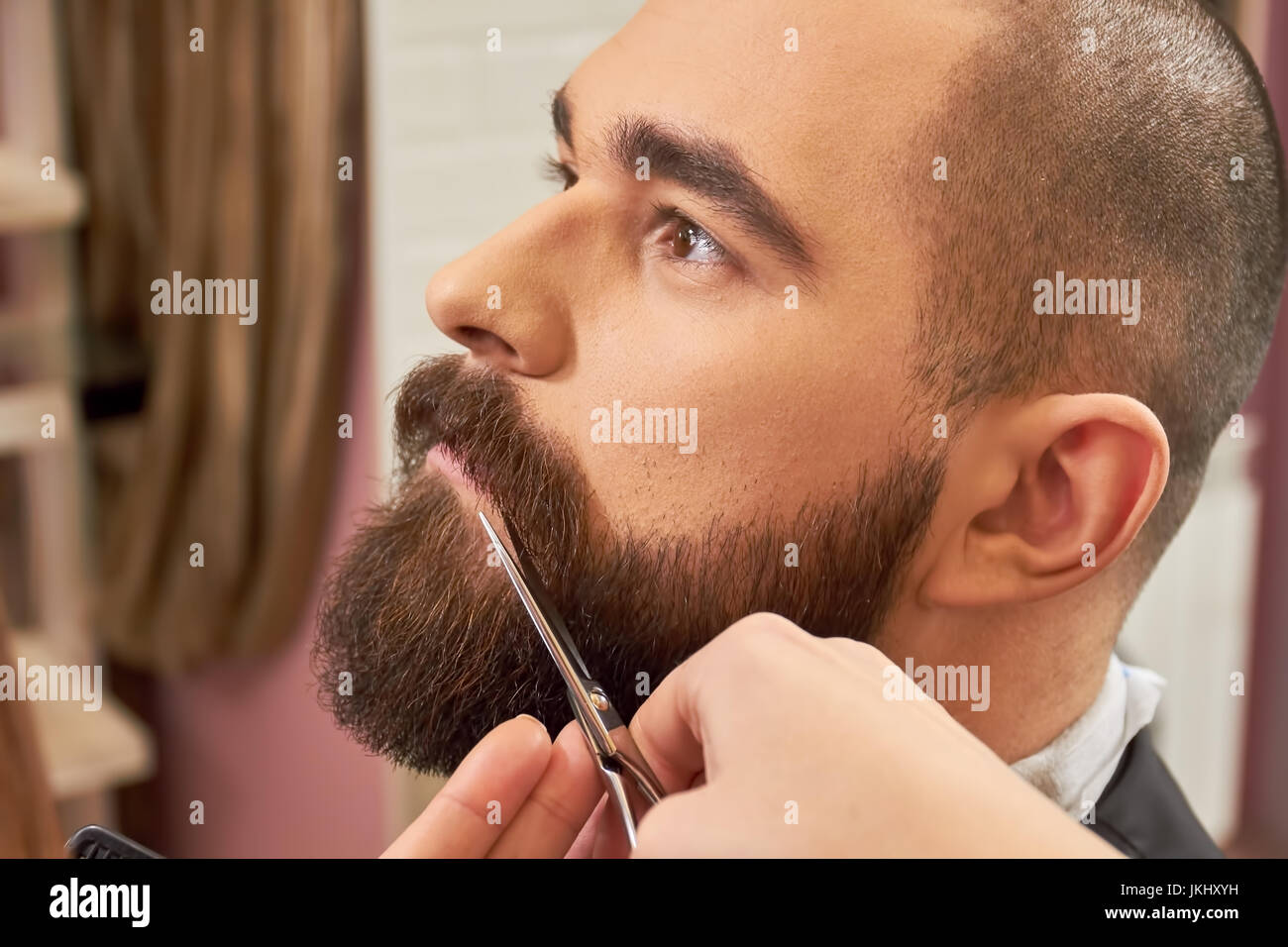 Un Barbaro Di Capelli Grigi Con La Barba Davanti Allo Specchio - Foto 10