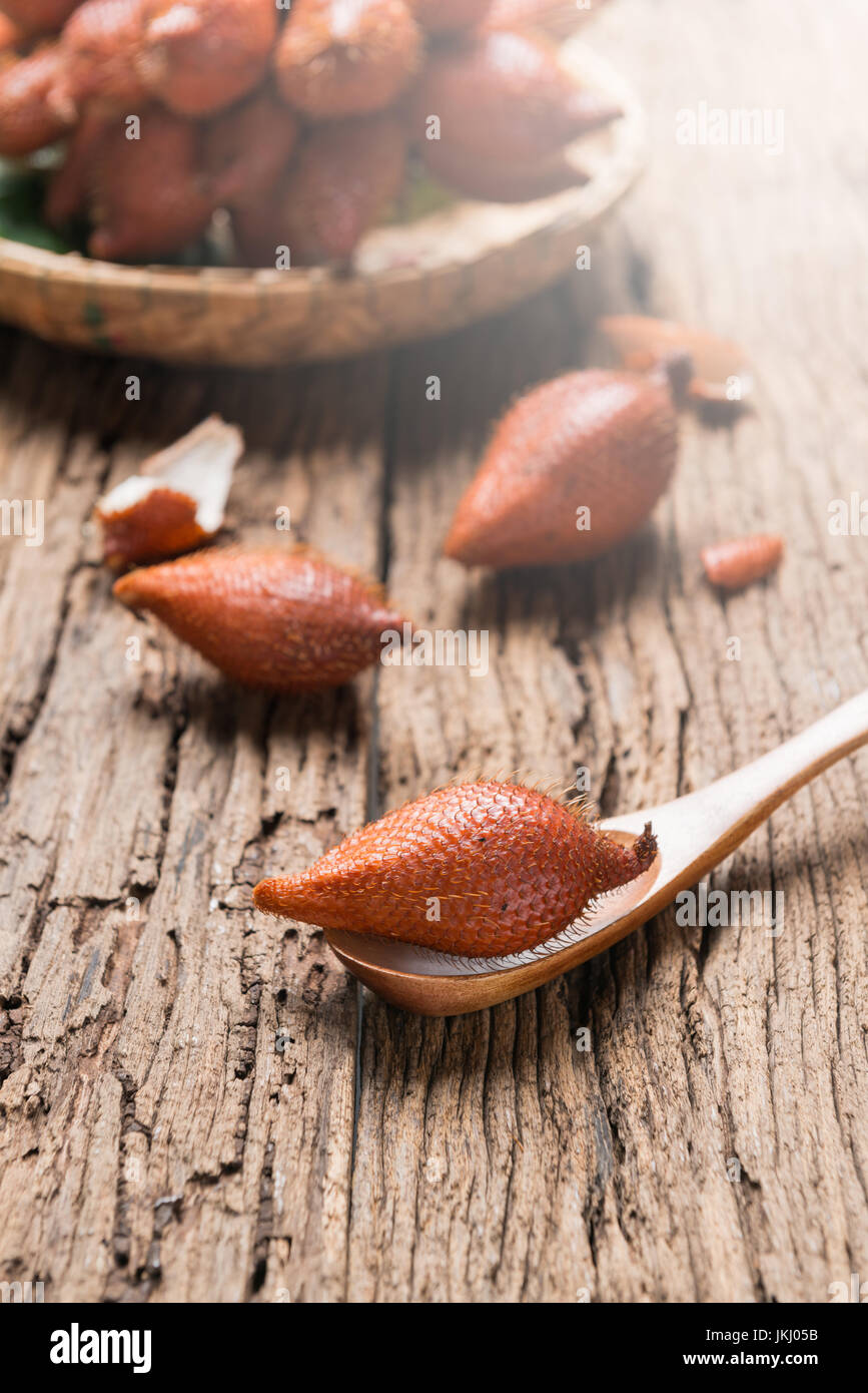 Fresca frutta Salak nel cestello di bambù sul cucchiaio di legno, basso tono tasto Foto Stock