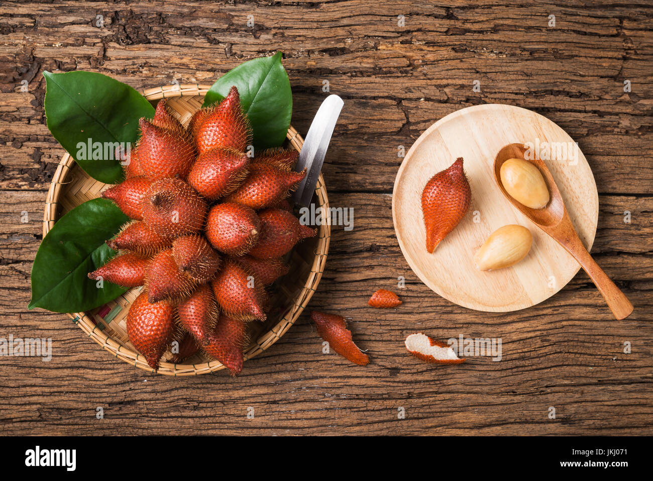 Fresca frutta Salak nel cestello di bambù su uno sfondo di legno, basso tono tasto Foto Stock