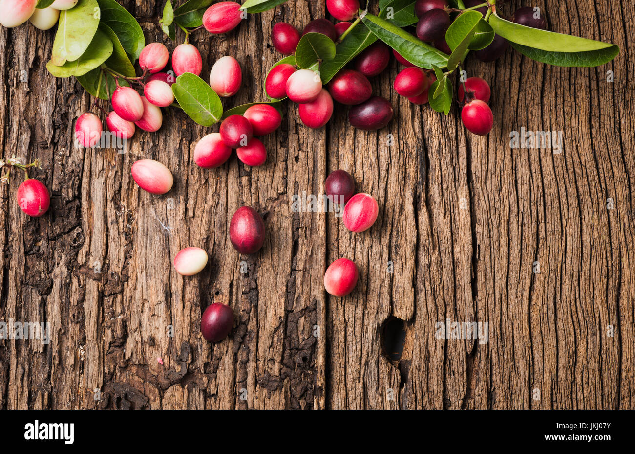 Carunda frutto su uno sfondo di legno vecchio, frutta aiuta ad alleviare il mal di gola e la ghiandola pituitaria Foto Stock