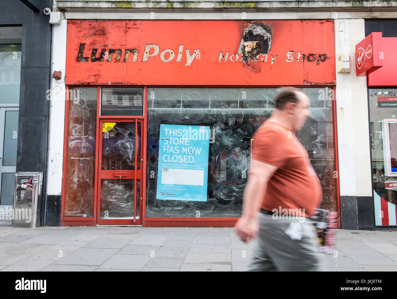 Arresto agente di viaggio shop in Southampton High Street Foto Stock