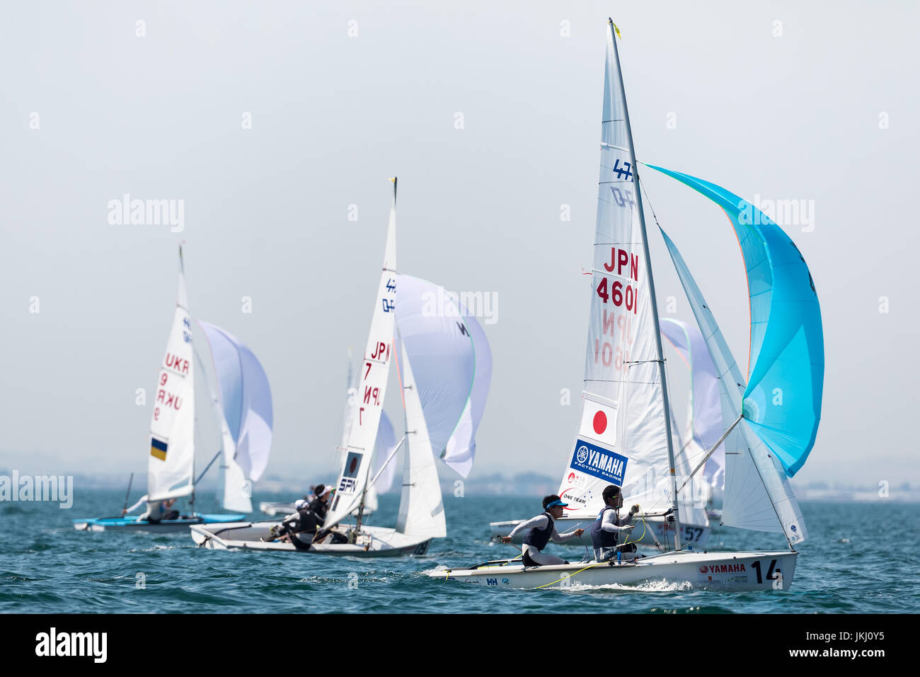 Salonicco, Grecia - Luglio 12, 2017: atleti yachts in azione durante il '2017 uomini 470 nel Campionato del mondo di vela classe Foto Stock
