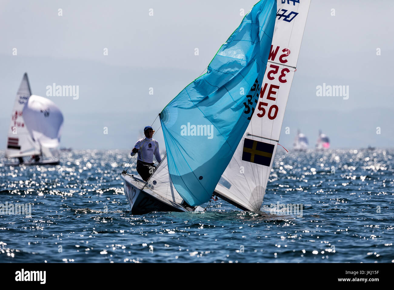 Salonicco, Grecia - Luglio 12, 2017: atleti yachts in azione durante il '2017 uomini 470 nel Campionato del mondo di vela classe Foto Stock