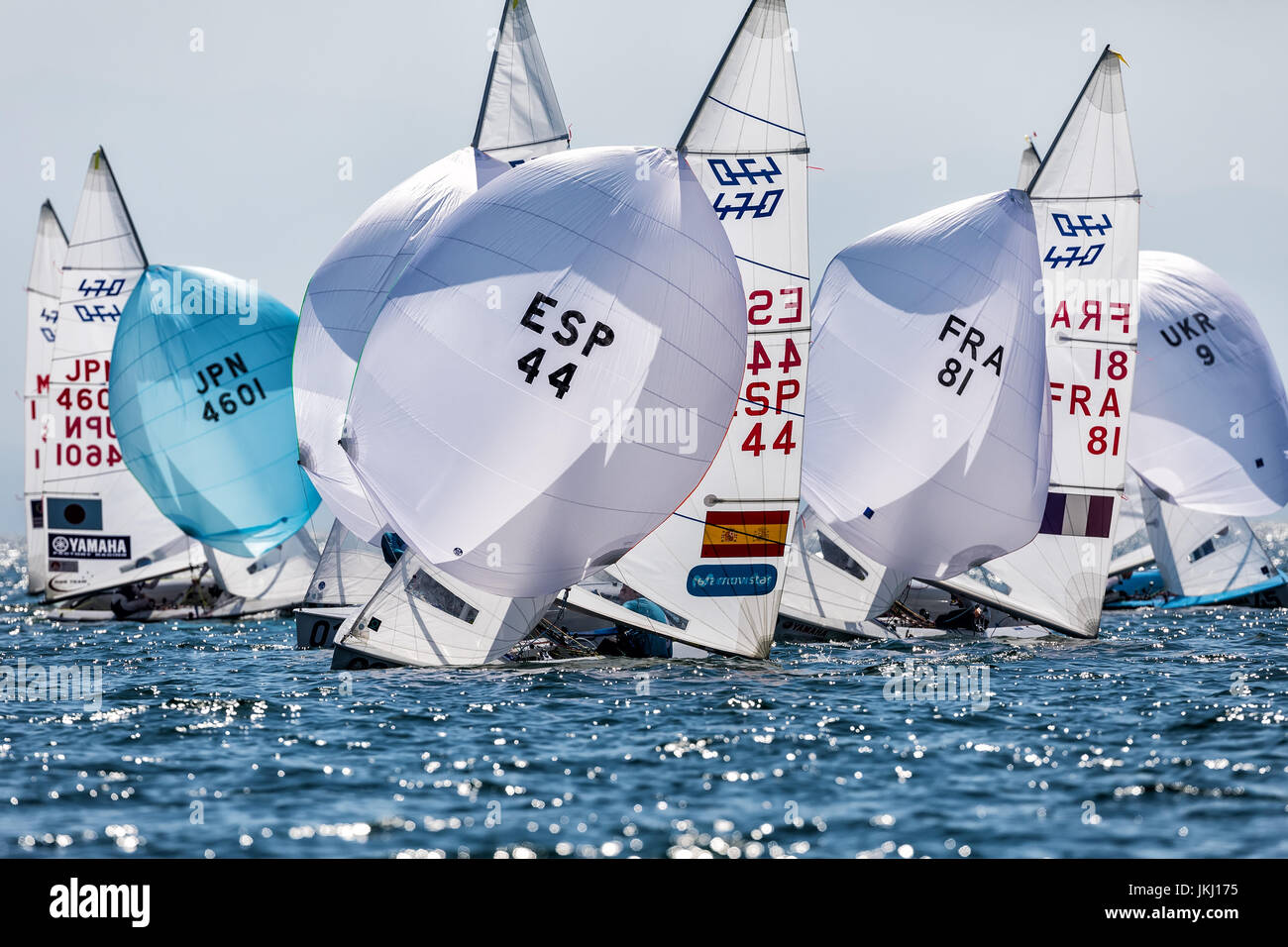 Salonicco, Grecia - Luglio 12, 2017: atleti yachts in azione durante il '2017 uomini 470 nel Campionato del mondo di vela classe Foto Stock