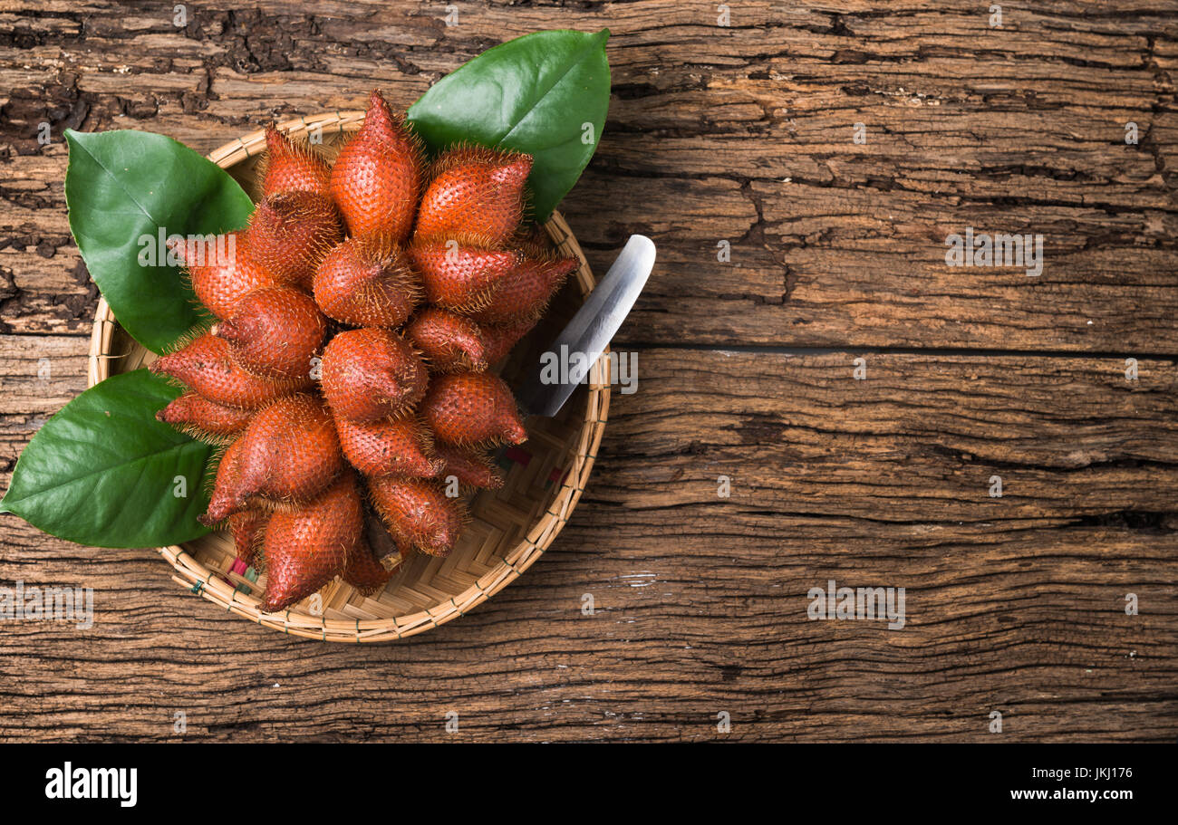Fresca frutta Salak nel cestello di bambù su uno sfondo di legno, basso tono tasto Foto Stock