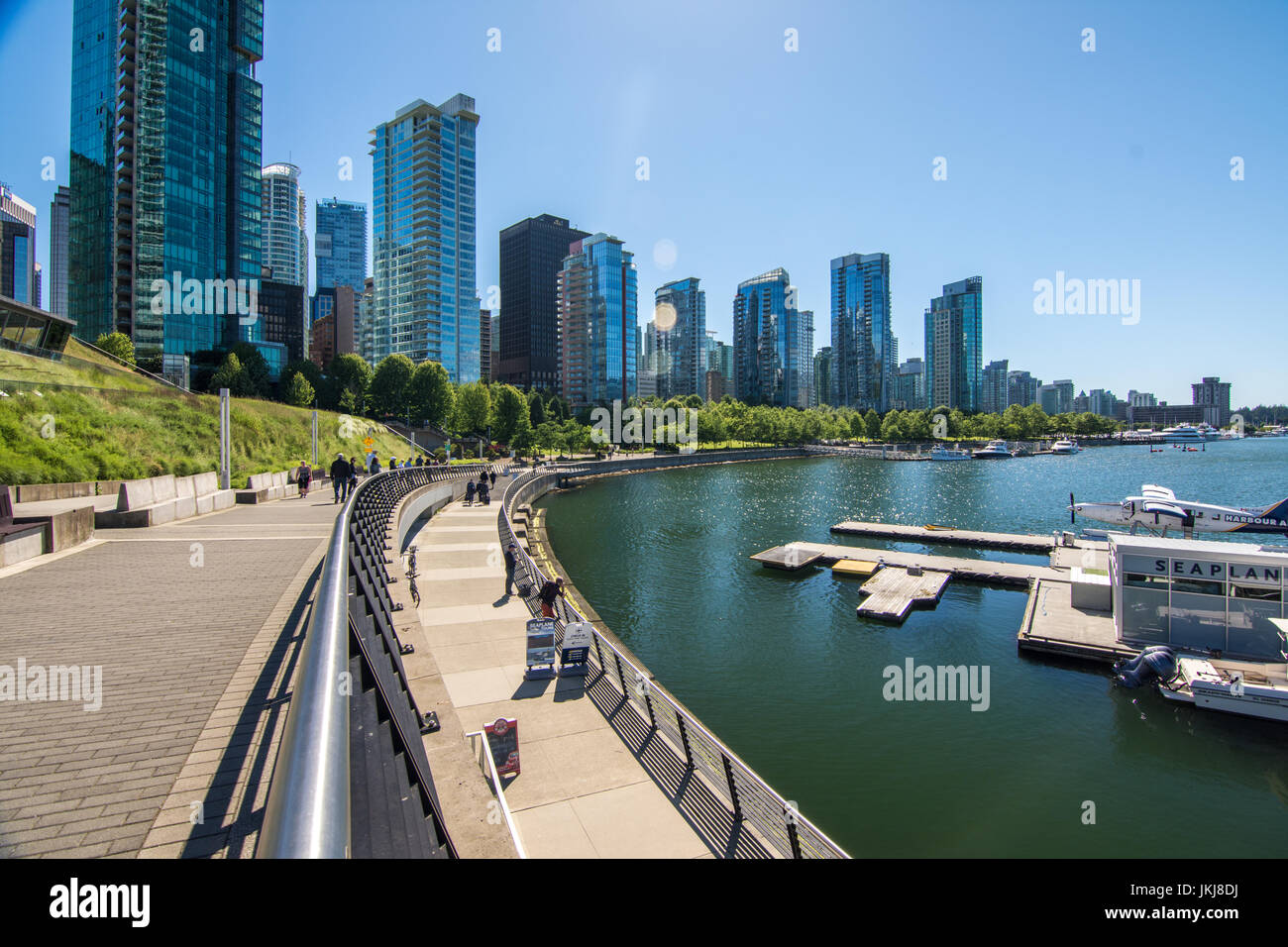 Vancouver, Canada - 21 Giugno 2017: Seeplanes e imbarcazioni al waterfront area come si vede vicino il porto di Vancouver centro e canada posto su una soleggiata giornata estiva Foto Stock