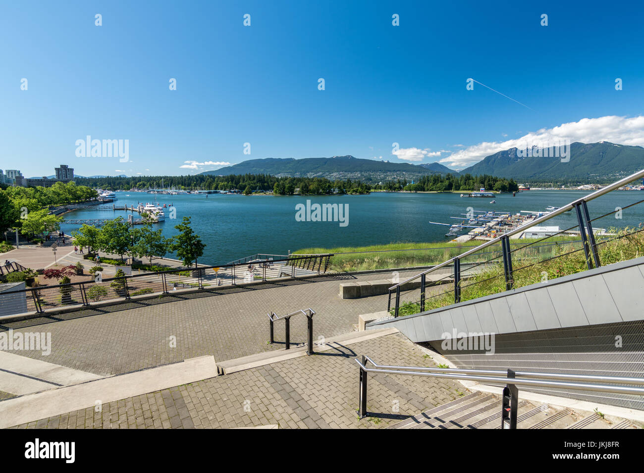 Vancouver, Canada - 21 Giugno 2017: Seeplanes e imbarcazioni al waterfront area come si vede vicino il porto di Vancouver centro e canada posto su una soleggiata giornata estiva Foto Stock