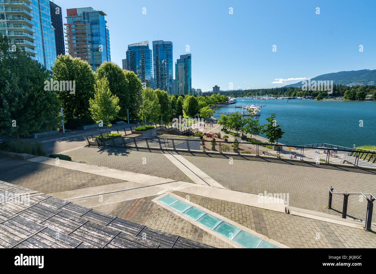 Area del litorale come si vede vicino il porto di Vancouver centro e canada posto su una soleggiata giornata estiva Foto Stock