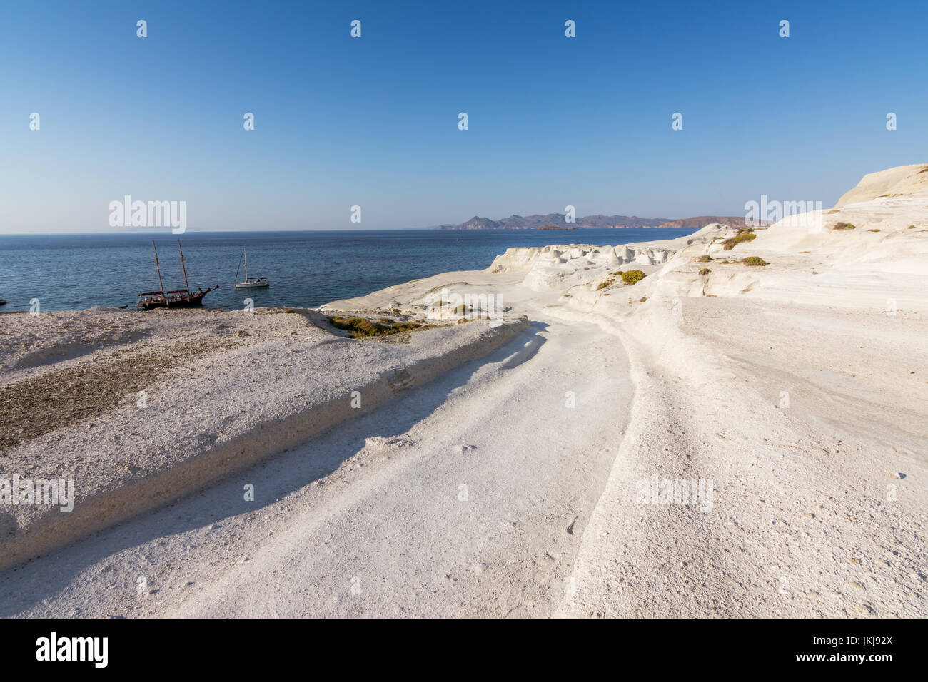 Sarakiniko beach: la luna-come scenic white formazioni rocciose nell isola di Milos, Grecia Foto Stock