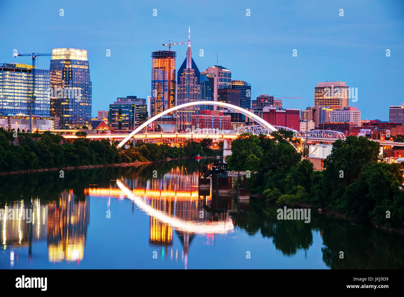 Il centro cittadino di Nashville, Tennessee cityscape di notte Foto Stock