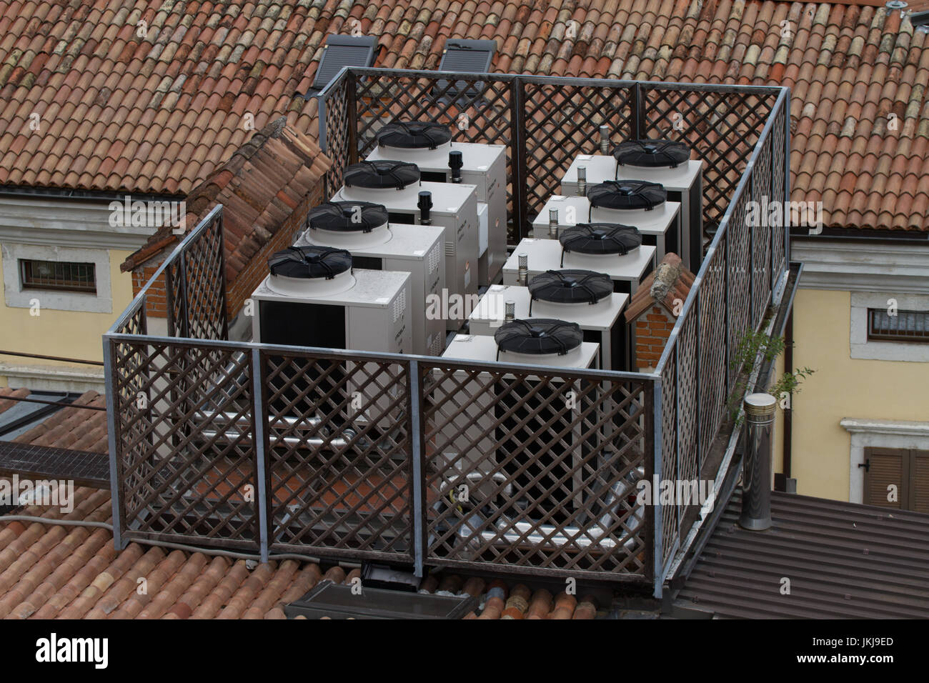 Le unità aria condizionata sulla sommità dell'edificio. Italia Foto Stock