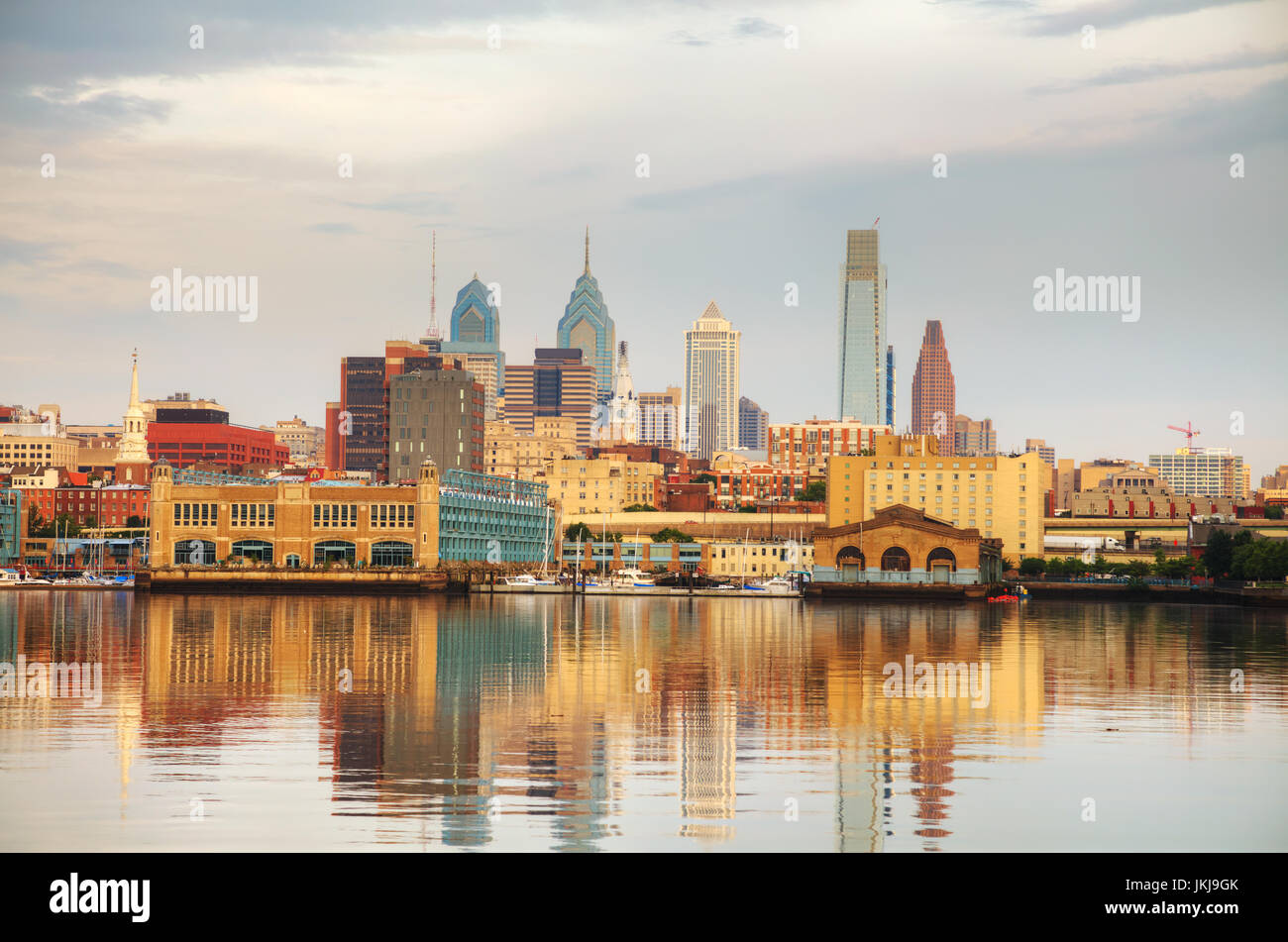 Philadelphia cityscape di sunrise con il fiume Delaware Foto Stock