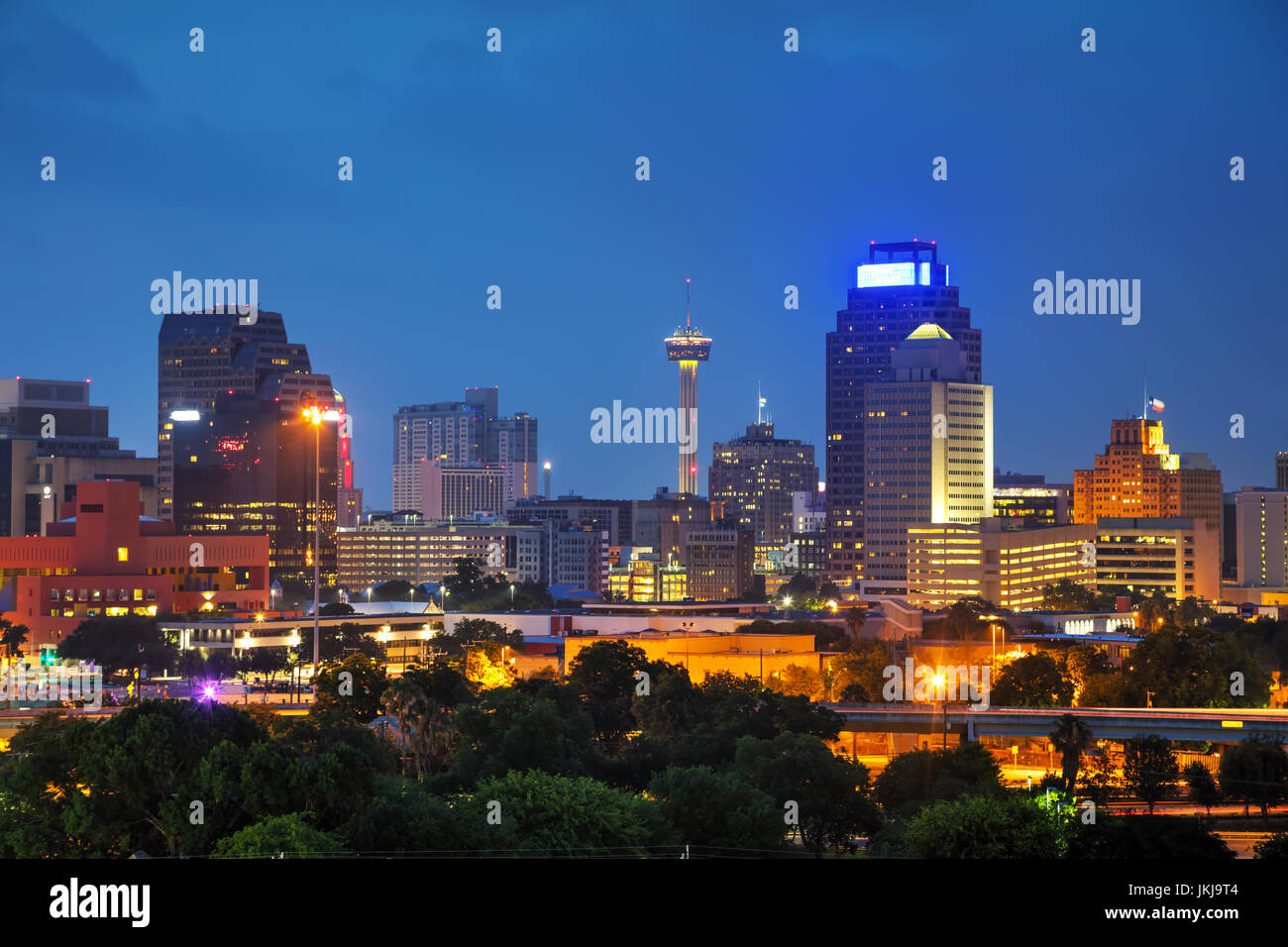 San Antonio, TX cityscape di sera Foto Stock