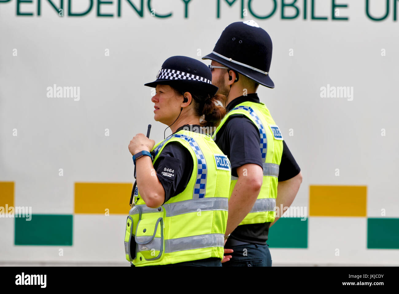Maschio e femmina British funzionari di polizia al 2017 Royal International Air Tattoo a RAF Fairford, Gloucestershire, Regno Unito. Foto Stock