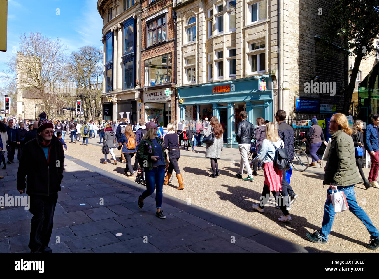 Molto trafficata Cornmarket Street in Oxford, Regno Unito, pieno di acquirenti e turisti. Foto Stock