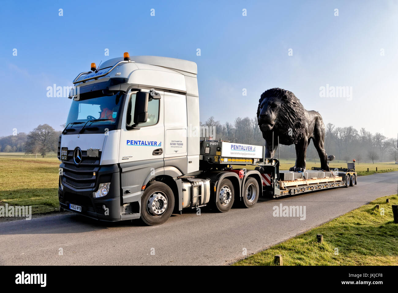 Una magnifica scultura in fibra di vetro di un leone africano scultore basato su Bruce poco fa il suo cammino verso la casa di Longleat sul retro di un autocarro. Foto Stock