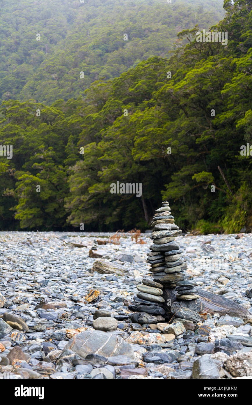 Pietre equilibrato a fiocco cade, Isola del Sud, Nuova Zelanda Foto Stock