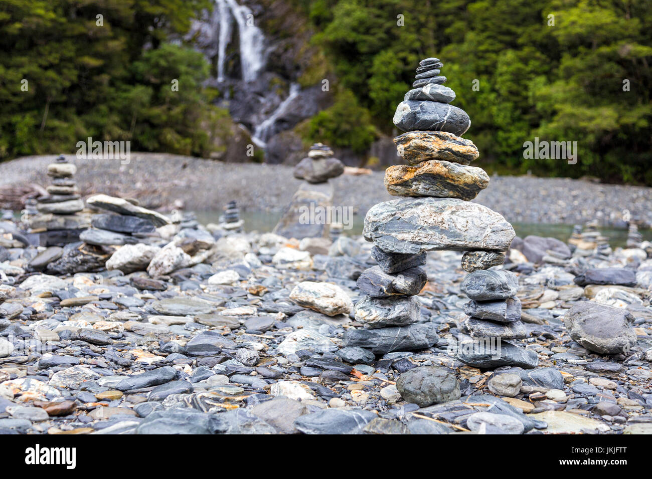 Pietre equilibrato a fiocco cade, Isola del Sud, Nuova Zelanda Foto Stock