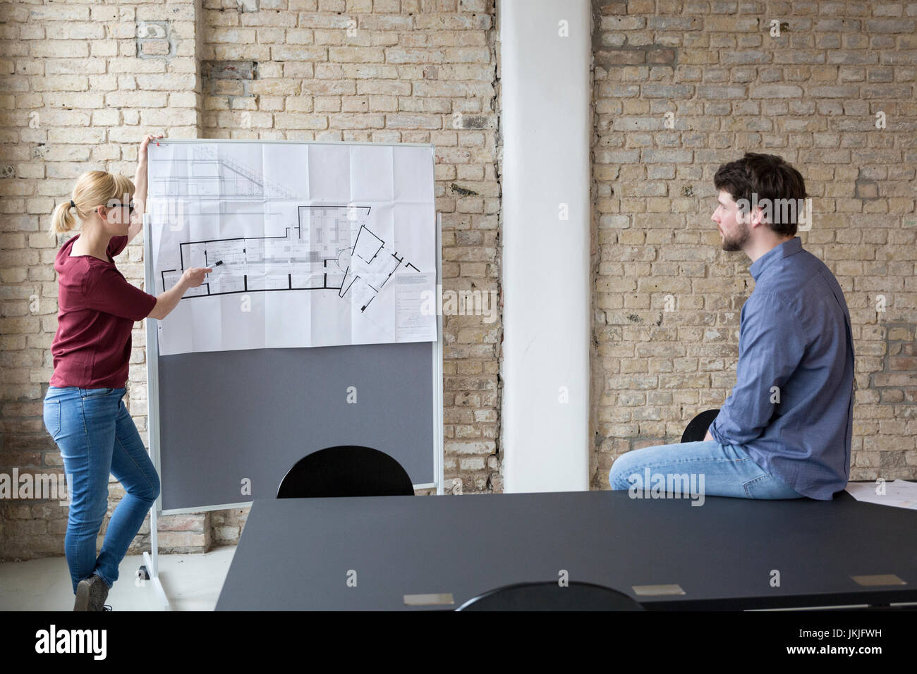 Imprenditrice che illustra il nuovo progetto per la giovane collega Foto Stock