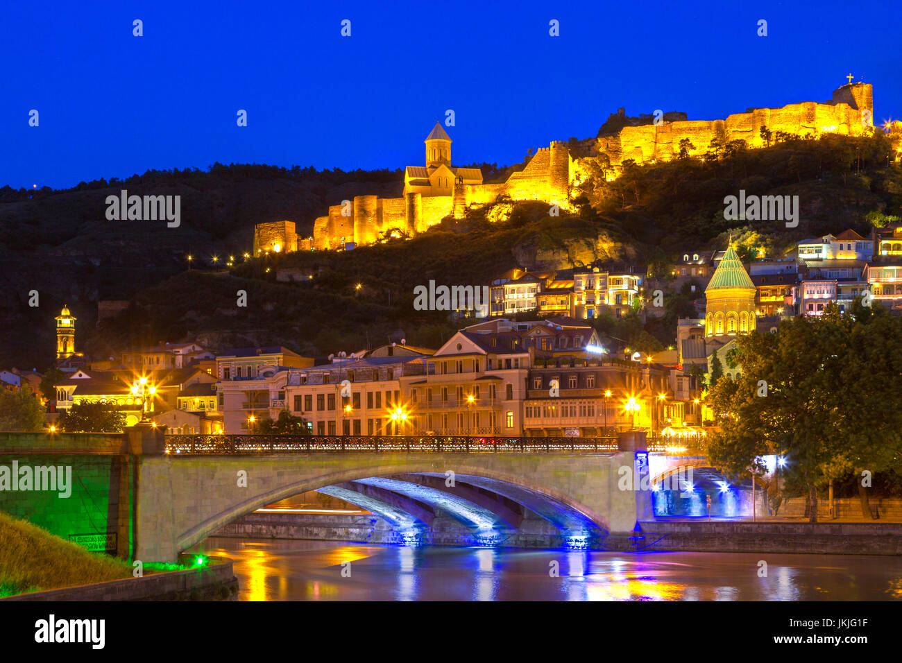 Vista notte sopra il ponte di Metekhi e Narikala di Castello, a Tbilisi, Georgia. Foto Stock