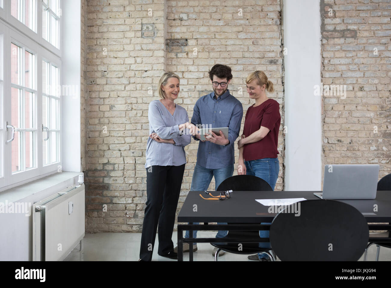 Imprenditrice maturo di lavorare con colleghi più giovani in office Foto Stock
