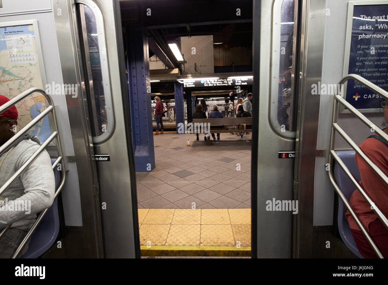 Subway car chiusura porte alla piattaforma della stazione New York City USA Foto Stock