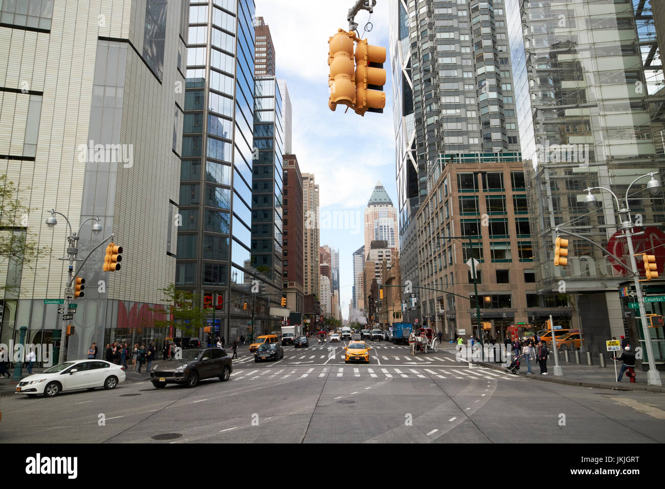 Guardando verso il basso ottava avenue da Columbus circle New York City USA Foto Stock