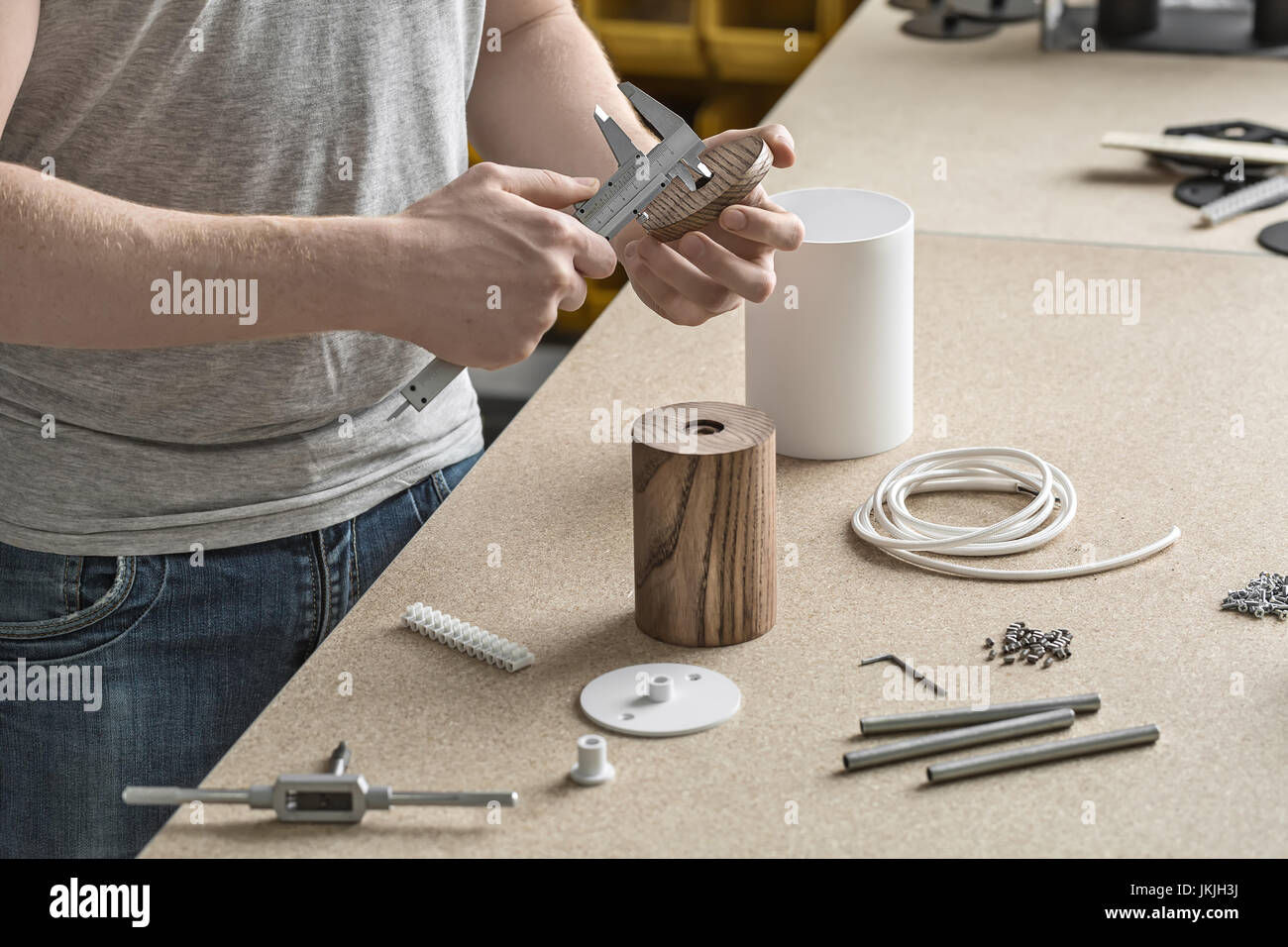 Uomo con pinza in officina Foto Stock