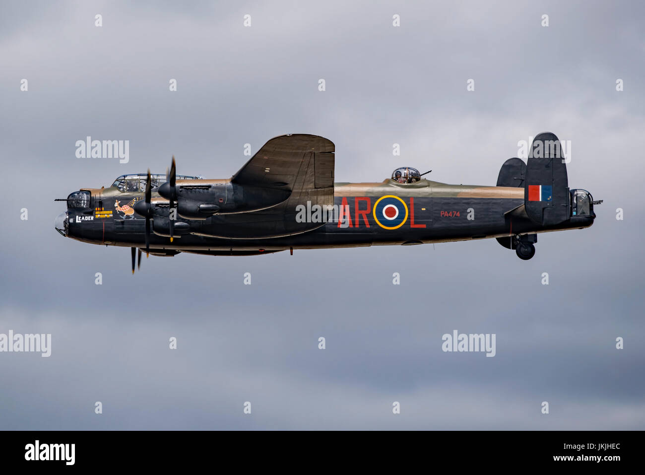 RAF BBMF Avro Lancaster bomber della flypast solista dopo aver guidato la formazione di Thompson al Royal International Air Tattoo, NEL REGNO UNITO IL 14 LUGLIO 2017. Foto Stock