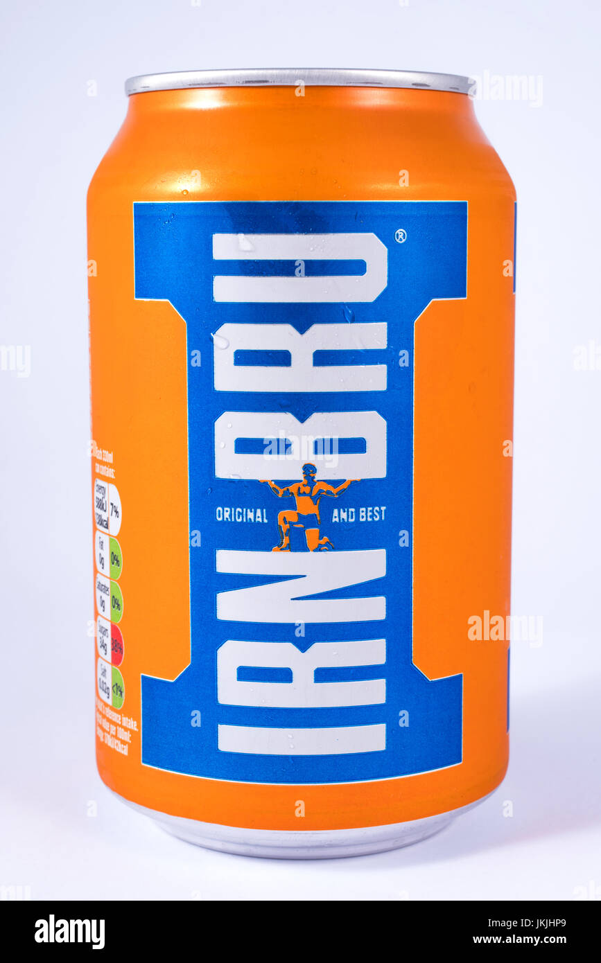 LONDON, Regno Unito - 7 Luglio 2017: Un non aperto di Irn-Bru, oltre un semplice sfondo bianco, il 7 luglio 2017. Foto Stock