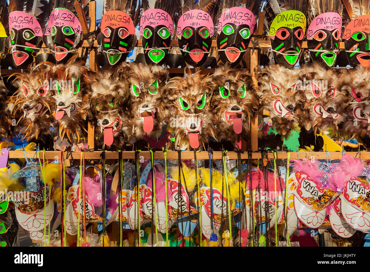 Maschere colorate in vendita in occasione dell'annuale Festival Dinagsa in Cadice Cittá, Negros Occidental Isola, Filippine. Foto Stock