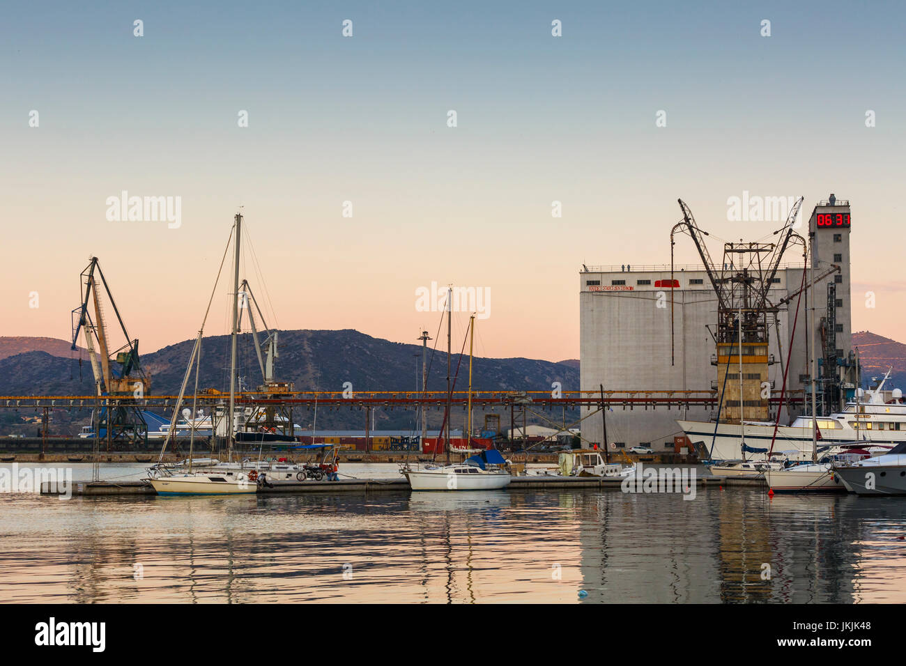 Porto industriale di Volos city come si vede nelle prime ore del mattino. Foto Stock