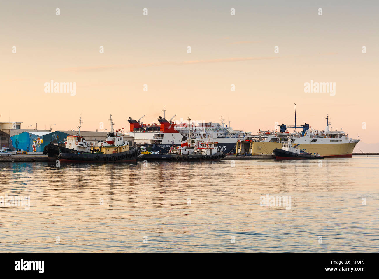 Traghetti e rimorchiatori nel Porto di Volos city come si vede nelle prime ore del mattino. Foto Stock