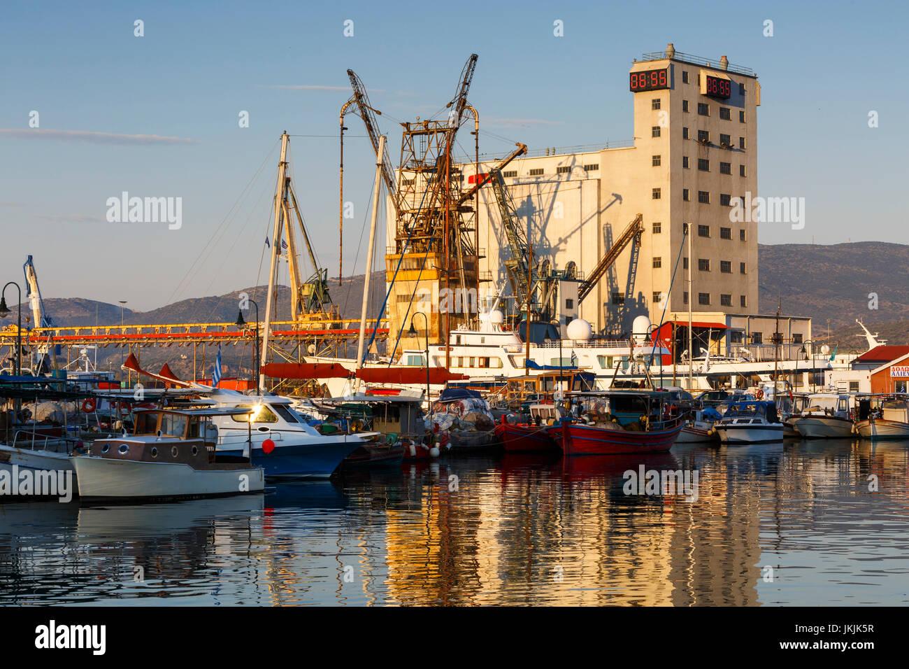 Porto industriale di Volos city come si vede nelle prime ore del mattino. Foto Stock