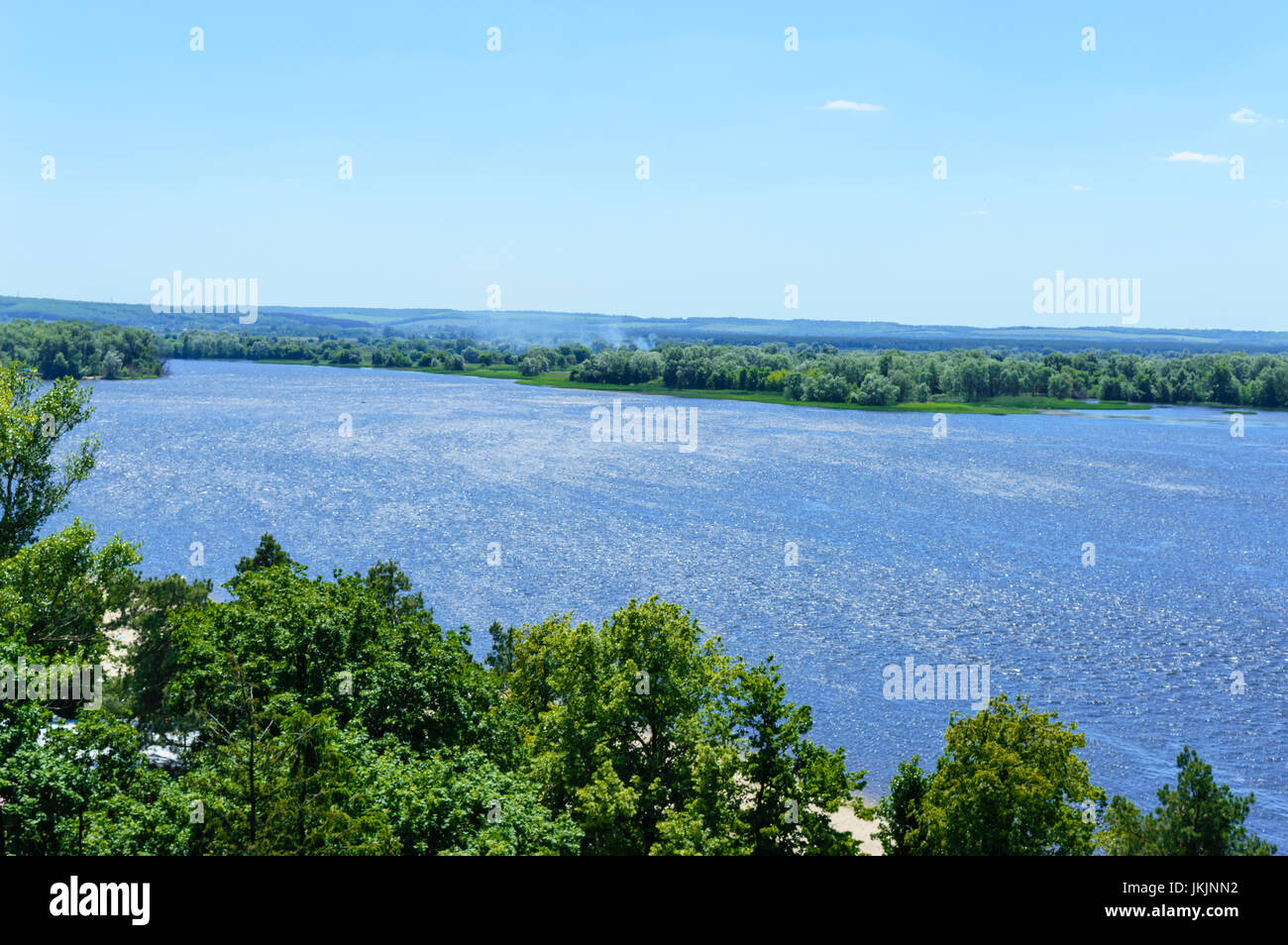 Bellissimo il panorama su un ampio fiume con una verde banche, vista panoramica. Soleggiata giornata estiva. Foto Stock