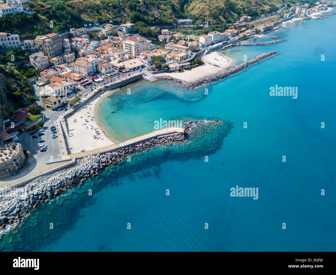 Vista aerea delle rocce sul mare. Panoramica dei fondali marini visti dall'alto, acqua trasparente. Pizzo Calabro, Calabria, Italia. Case sulla roccia Foto Stock