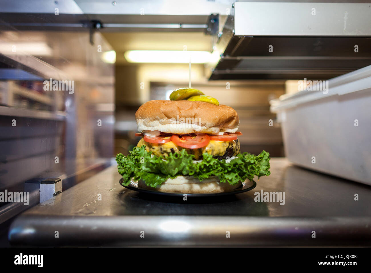 Un due-pound grigliate alla fiamma burger di Denny's Beer Barrel Pub, Clearfield, Pennsylvania, STATI UNITI D'AMERICA Foto Stock