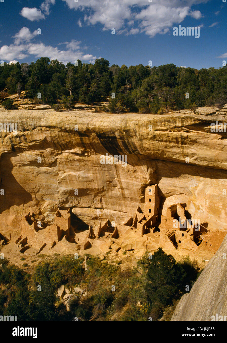 Torre quadrata a casa a più piani cliff abitazione, Mesa Verde, Colorado: visualizza N verso SW loop di rovine sulla strada Chapin Mesa: quattro piani di blocco a torre. Foto Stock