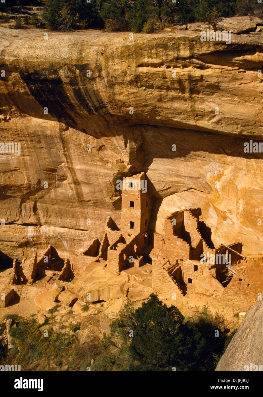 Torre quadrata a casa a più piani cliff abitazione, Mesa Verde, Colorado: visualizza N verso SW loop di rovine sulla strada Chapin Mesa: quattro piani di blocco a torre. Foto Stock