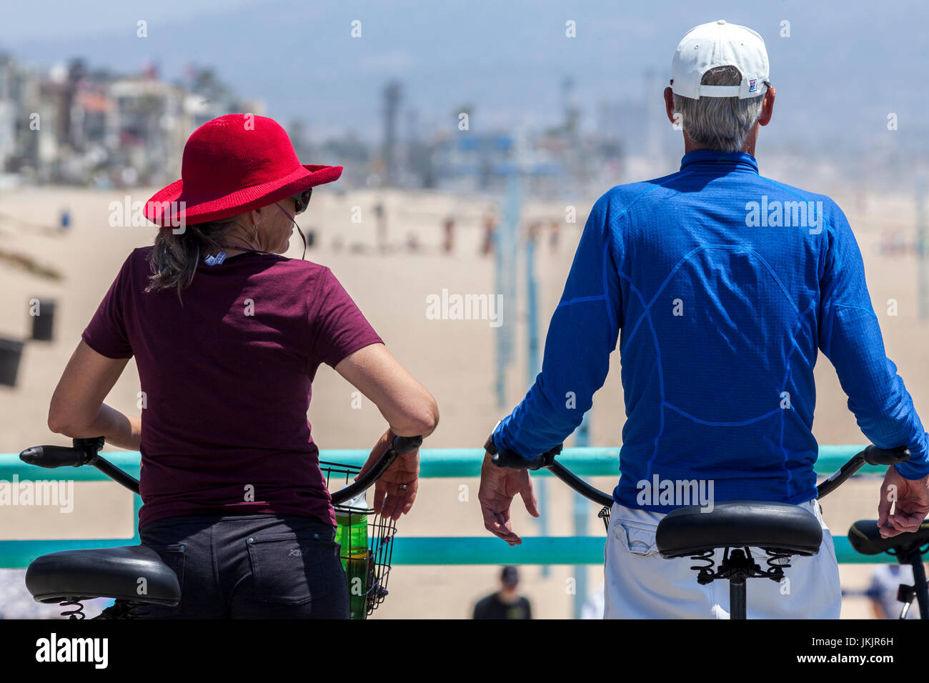 Coppia di anziani gode di una posizione soleggiata vista di Manhattan Beach, CA, Stati Uniti d'America Foto Stock