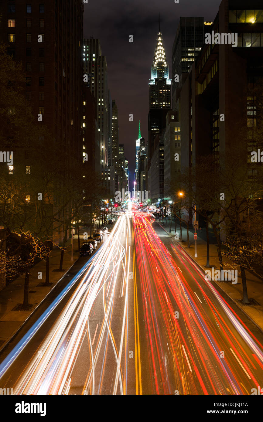 East 42th Street di notte da Tudor City con i fari del traffico su strada con il Chrysler Building in background, New York Foto Stock