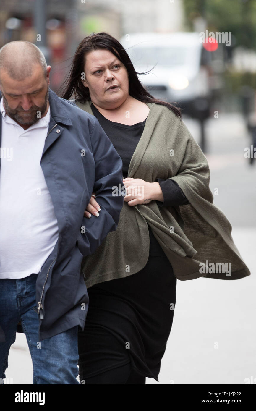 Susan arriva a pettine con un uomo non identificato, al Birmingham Magistrates Court di condanna dopo che è stato trovato colpevole di poco il trattamento di un paziente affetto da demenza quando ha spruzzato una bomboletta di aerosol nella faccia del 77-anno-vecchia ragazza. Foto Stock