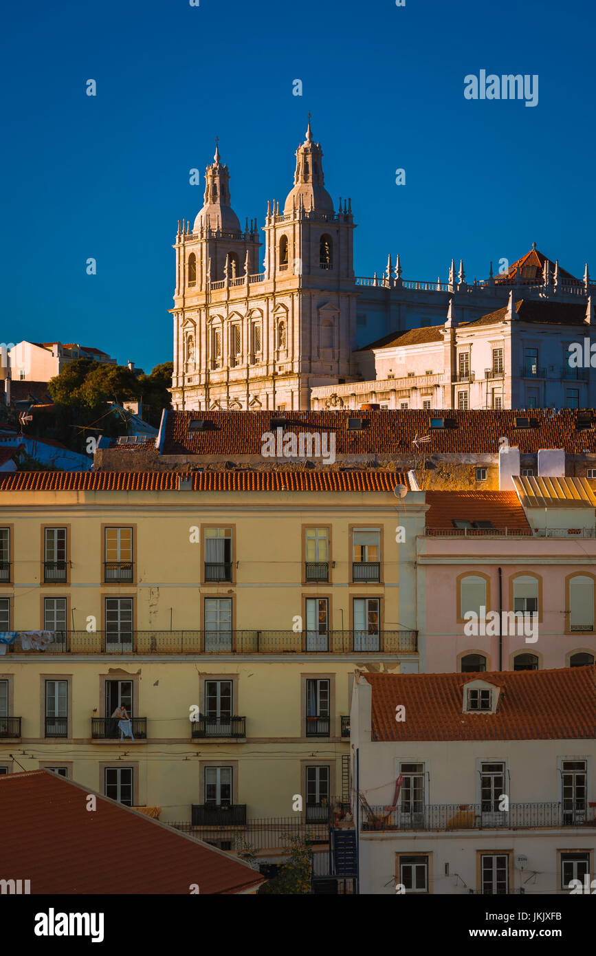 Lo skyline di Lisbona Alfama, vista dell'Alfama skyline al tramonto con il Sao Vicente de Fora la chiesa che si eleva al di sopra i tetti circostanti,Lisbona Portogallo. Foto Stock